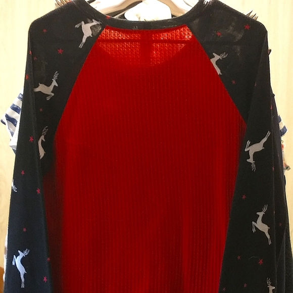 No Boundaries Junior's Christmas Top - Picture 2 of 3